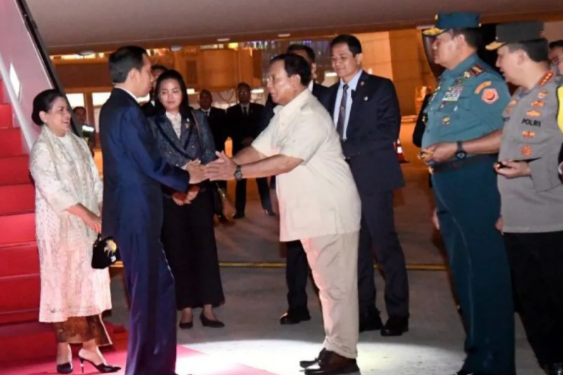 Presiden Jokowi disambut Menhan Prabowo Subianto usai pulang dari lawatan luar negeri di China dan Arab Saudi pada Sabtu (21/10/2023) pagi. Foto: Antara

