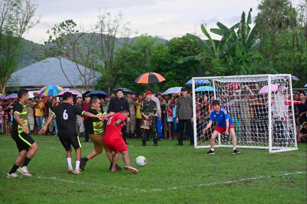 Presiden Jokowi main bola di labuan bajo