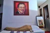 Ekonom yang juga Mantan Menteri Koordinator Bidang Perekonomian dan juga mantan Menteri Koordinator Kemaritiman Rizal Ramli meninggal dunia. Foto: Jenazah Rizal Ramli disemayamkan di rumah duka (Twitter)