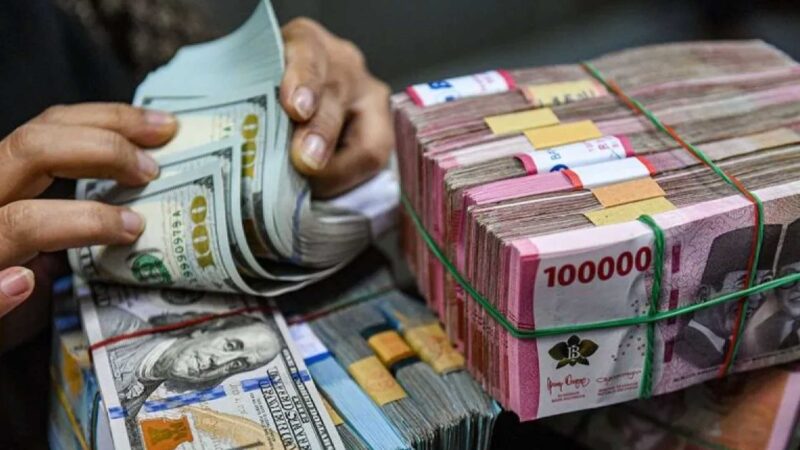 Petugas menghitung uang pecahan dolar AS dan rupiah di gerai penukaran mata uang asing VIP (Valuta Inti Prima) Money Changer, Jakarta, Jumat (1/3/2024). ANTARA FOTO/Muhammad Adimaja/rwa/am.

