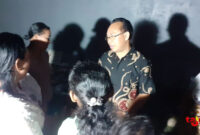 Bakal Calon Wakil Gubernur (Bacagub) Nusa Tenggara Timur (NTT), Sebastian Salang ngobrol santai dengan ibu-ibu dalam safari politiknya di Labuan Bajo, Manggarai Barat, pada Senin (3/6/2024) malam. Foto: Tajukflores.com
