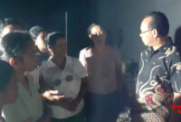 Bakal Calon Wakil Gubernur (Bacagub) Nusa Tenggara Timur (NTT), Sebastian Salang ngobrol santai dengan ibu-ibu dalam safari politiknya di Labuan Bajo, Manggarai Barat, pada Senin (3/6/2024) malam. Foto: Tajukflores.com
