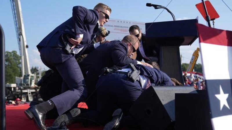 Kandidat calon presiden AS dari Partai Republik, Donald Trump, dikawal oleh agen-agen Dinas Rahasia AS atau Secret Service dalam sebuah rapat umum kampanye, Sabtu, 13 Juli 2024, di Butler, Pennsylvania. Foto: AP
