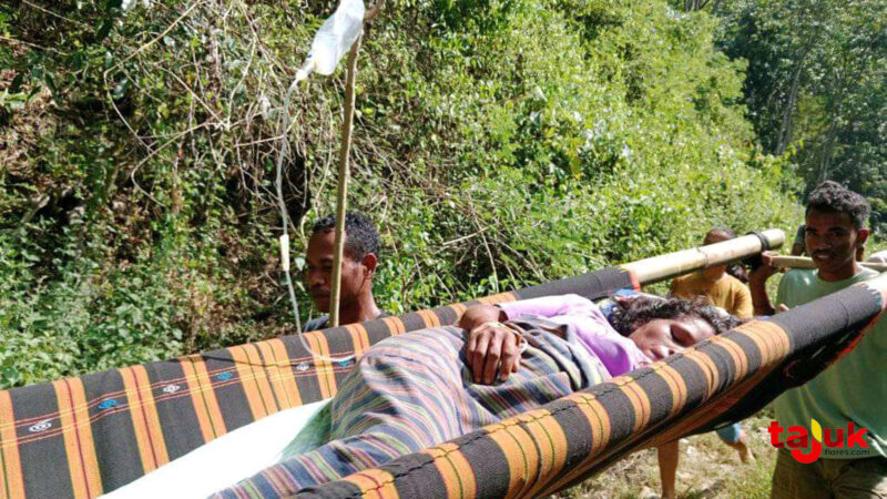 Petronela Nimut, warga Kampung Tadong, Desa Watu Umpu, Kecamatan Welak, ditandu menggunakan sarung dan bambu oleh warga menuju puskesmas untuk melahirkan pada Selasa (4/6/2024). Foto: Tajukflores.com
