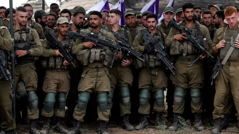 Tentara Israel berbaris di sebuah lapangan dekat perbatasan dengan Jalur Gaza. Ronen Zvulun/Reuters
