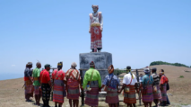 Tetua adat di Desa Sunu, Kabupaten TTS, NTT menggelar ritual adat di depan patung Jokowi di atas puncak Bukit Sunu.