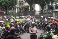 Petugas polisi tengah melakukan razia di depan gedung LPP jalan Urip Sumoharjo, Rabu (07/02/2018) (Dok Polisi)