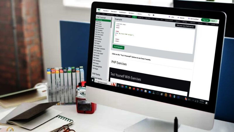 W3Schools menyediakan berbagai tutorial interaktif yang dapat membantu mahasiswa IT untuk memahami konsep-konsep web development secara lebih mudah. (Kolase Foto: Tajukflores.com/Robintinus Gun)