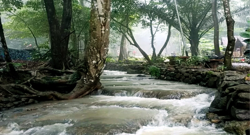 Pemandian air panas Wae Bobok juga menyimpan mitos dan legenda menarik yang diceritakan turun-temurun oleh penduduk lokal.   Foto: Dimensi Indonesia