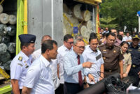 Mendag Zulkifli Hasan saat melakukan ekspos temuan Satuan Tugas (Satgas) Pengawasan Terhadap Barang Tertentu yang Diberlakukan Tata Niaga Impor atau satgas impor ilegal di Kantor Kementerian Perdagangan, Jakarta, Senin (19/8/2024). Foto: Antara
