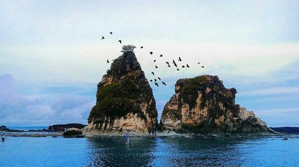 Gelombang Tinggi, Balawista Lebak Larang Wisatawan Berenang di Pesisir Pantai Selatan Banten