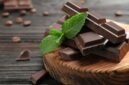 Meskipun cokelat bukan penyebab utama jerawat dan kenaikan berat badan, konsumsi berlebihan tetap perlu dihindari. Foto: Traveloka