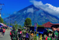 Sejumlah anggota Kodim 1625/Ngada di sela-sela latihan penanggulangan bencana alam Triwulan II tahun 2024, dengan latar belakang Gunung Inerie. Foto: Facebook Ferry Parera