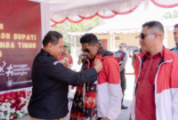 Pasangan bakal calon Bupati dan Wakil Bupati Sumba Timur, David Melo Wadu dan Umbu Ndata Jawa Kori, bersama ribuan pendukungnya saat resmi mendaftarkan diri di KPU Sumba Timur, Rabu, 28 Agustus 2024. Foto: Tajukflores.com/Istimewa