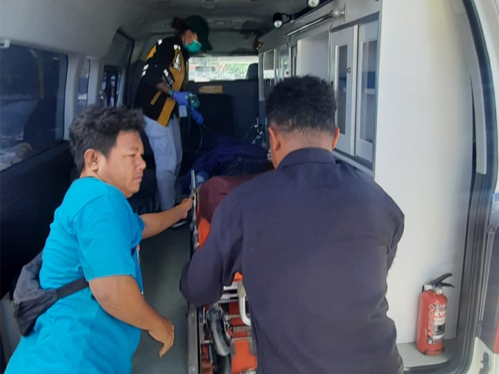 Petugas mengevakuasi  wisatawan asal China, Zhang Yanyang (41) yang meninggal dunia akibat diduga kelelahan saat snorkeling di kawasan Pink Beach, Taman Nasional Komodo (TNK) pada Jumat (9/2/2024). Foto: Istimewa
 