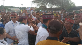 Mario Pranda dan Richard Sontani, setelah resmi mendaftar ke KPUD sebagai calon bupati dan wakil bupati Manggarai Barat, menyambut antusiasme ribuan pendukungnya di Golo Koe, Labuan Bajo, Kamis (29/8/2024). Foto: Tajukflores.com