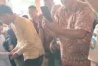 Wai Kota Surakarta Gibran Rakabuming Raka membagikan amplop usai melaksanakan salat Idul Fitri 