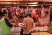 Warga membeli daging sapi di Pasar Senen, Jakarta. Foto: Istimewa