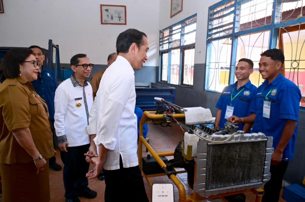 Presiden Jokowi meninjau fasilitas pembelajaran di SMK Negeri 5 Kota Kupang, NTT. Foto: Twitter Jokowi