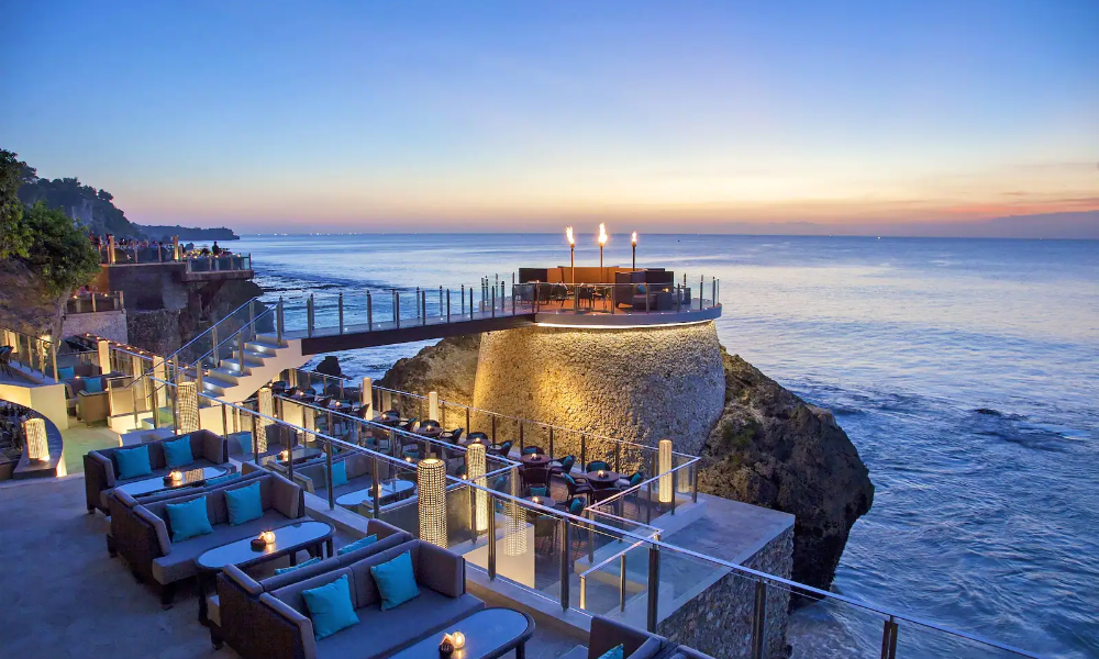 7 Rooftop Bar Terbaik di Bali untuk Bersantai dengan Pemandangan Menakjubkan 