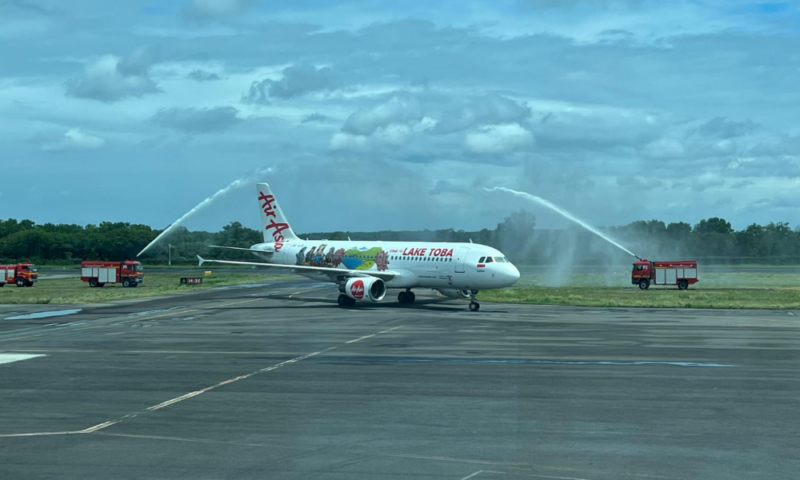 Pesawat AirAsia dengan nomor penerbangan QZ182 mendarat di Bandara Internasional Radin Inten II, Bandar Lampung pada pukul 12.00 WIB, Rabu, 17 Januari 2024. Foto: Tajukflores.com/dok. AirAsia
