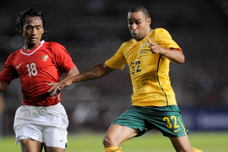 Gelandang bertahan Timnas Indonesia, Hariono (kiri), saat bermain dalam pertandingan melawan Australia pada Pra-Piala Asia 2011 (Foto: Socceroos)
