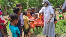 Suster FMM Indonesia Soa Serahkan Bantuan untuk Korban Erupsi Gunung Lewotobi Laki-laki