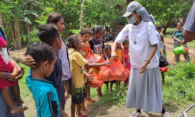Komunitas FMM Soa memberikan bantuan sembako untuk warga korban Gunung Lewotobi Laki-laki, Flores Timur, Nusa Tenggara Timur (NTT). Foto: FMM Soa
