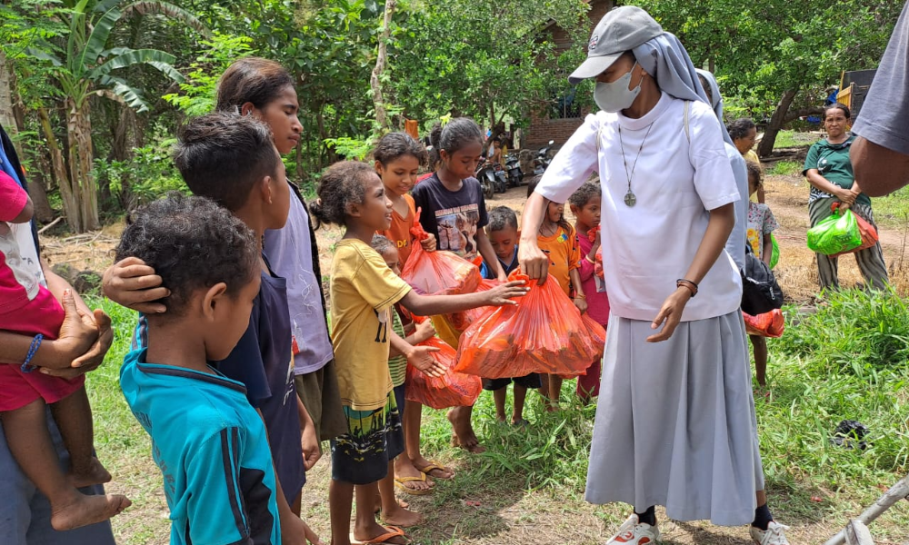 Suster FMM Indonesia Soa Serahkan Bantuan untuk Korban Erupsi Gunung Lewotobi Laki-laki