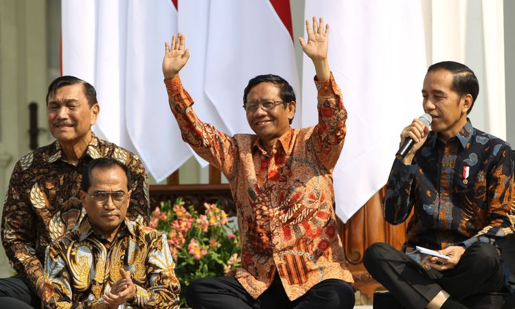 Mahfud MD saat dikenalkan oleh Presiden Jokowi sebagai Menko Polhukam sebelum pelantikan menteri-menteri Kabinet Indonesia Maju di Istana Negara, Jakarta, Rabu (23/10/2019). Foto: Kompas.com
