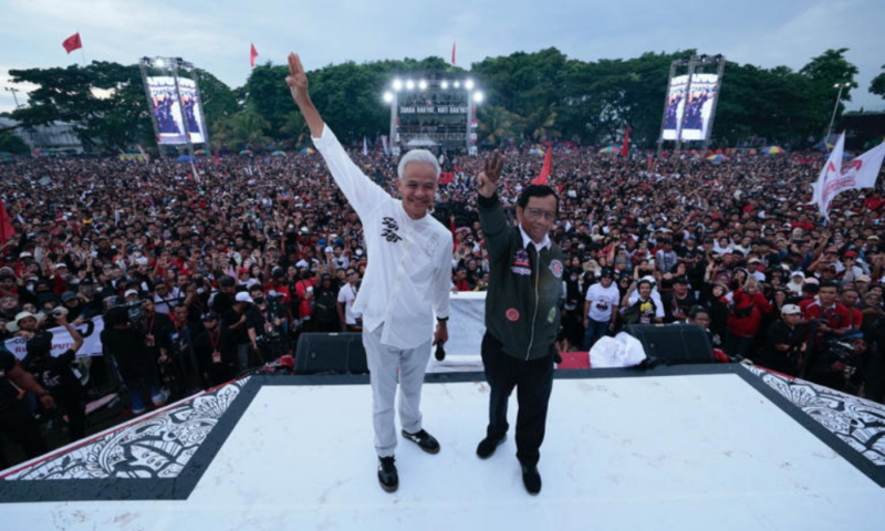 Paslon nomor urut 3 Ganjar Pranowo-dan Mahfd MD berpose dengan latar belakang pendukung. Foto: Istimewa