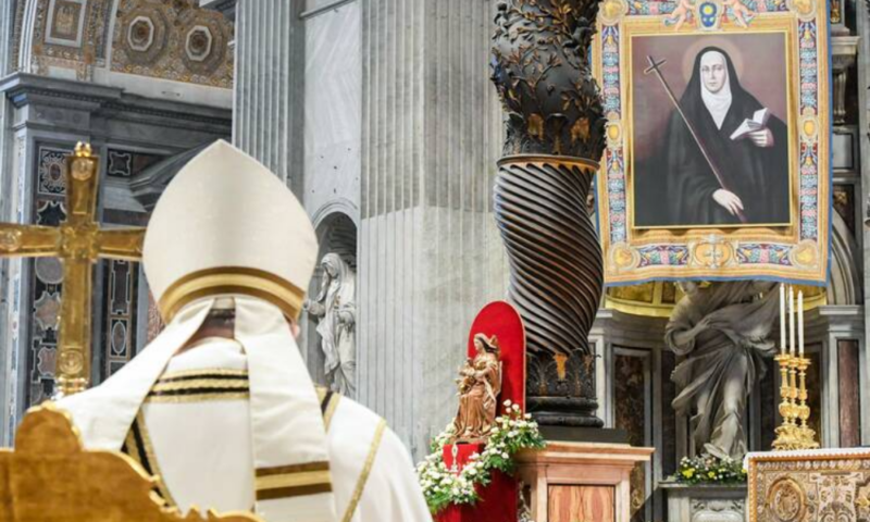 Paus Fransiskus berdoa dalam Misa untuk kanonisasi Santa Maria Antonia de Paz Figueroa, yang dikenal sebagai Mama Antula, di Basilika Santo Petrus di Vatikan pada Minggu, 11 Februari 2024. (Foto CNS / Media Vatikan)
