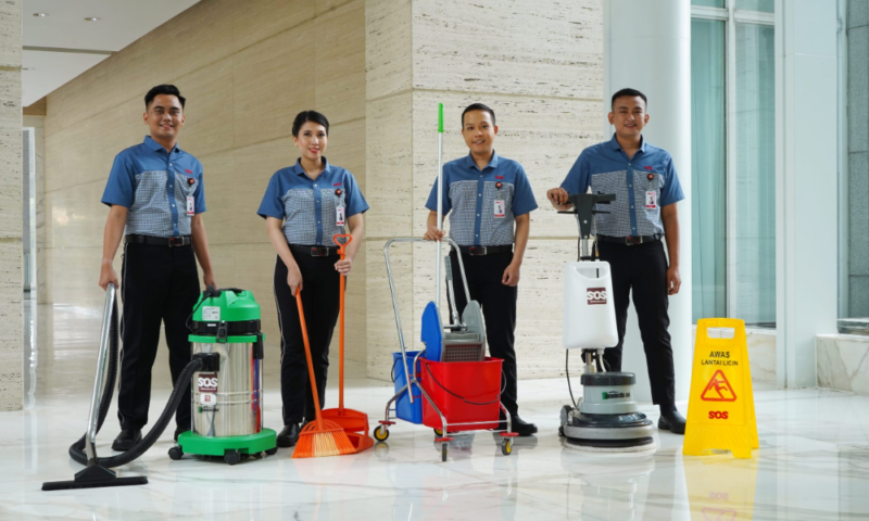 Memilih jasa cleaning service perusahaan yang tepat dapat membantu Anda menciptakan lingkungan kerja yang bersih, aman, dan nyaman bagi karyawan dan pelanggan Anda. Foto: PT SOS
