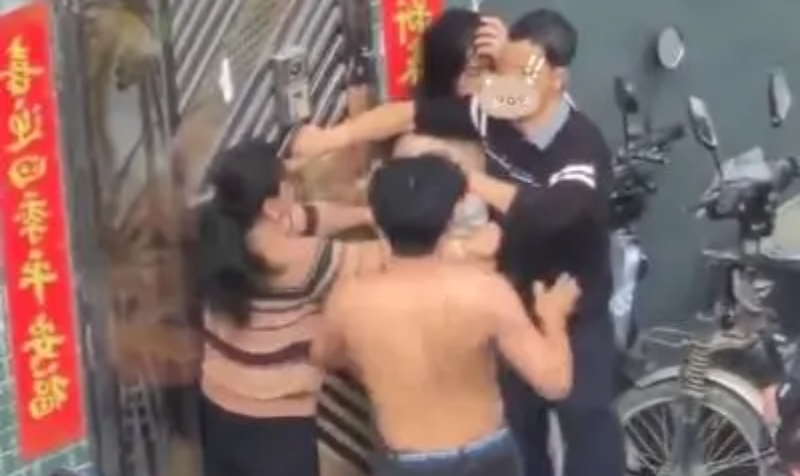 Tangkap layar perkelahian keluarga di sebuah jalan di Guangzhou, Provinsi Guangdong, setelah seorang pria menemukan ayahnya terlibat dalam hubungan tidak pantas dengan pacarnya sendiri. Foto: CMGM
