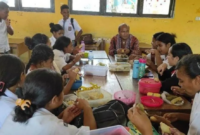 Dinas Pendidikan dan Kebudayaan NTT mulai menerapkan program makan siang gratis di SMA Negeri 1 Amarasi Barat. Foto: Antara
