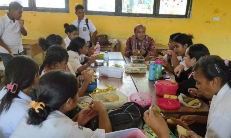 Dinas Pendidikan dan Kebudayaan NTT mulai menerapkan program makan siang gratis di SMA Negeri 1 Amarasi Barat. Foto: Antara
