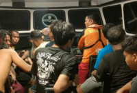 Tim SAR menyelamatkan sejumlah warga yang menjadi korban kapal tenggelam di perairan Pulau Kera, Minggu (10/3/2024). Foto: Antara