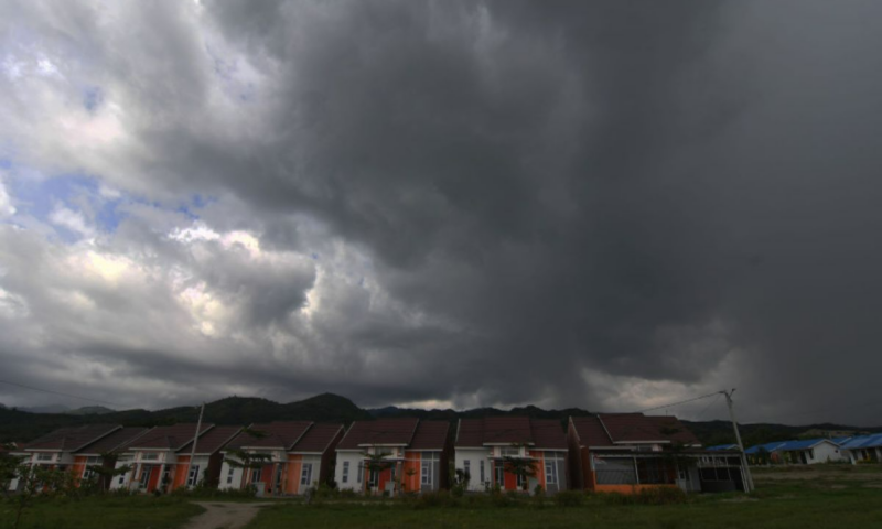 Ilustrasi: Awan tebal menyelimuti langit di kawasan pemukiman warga di Palu, Sulawesi Tengah. Foto: Antara
