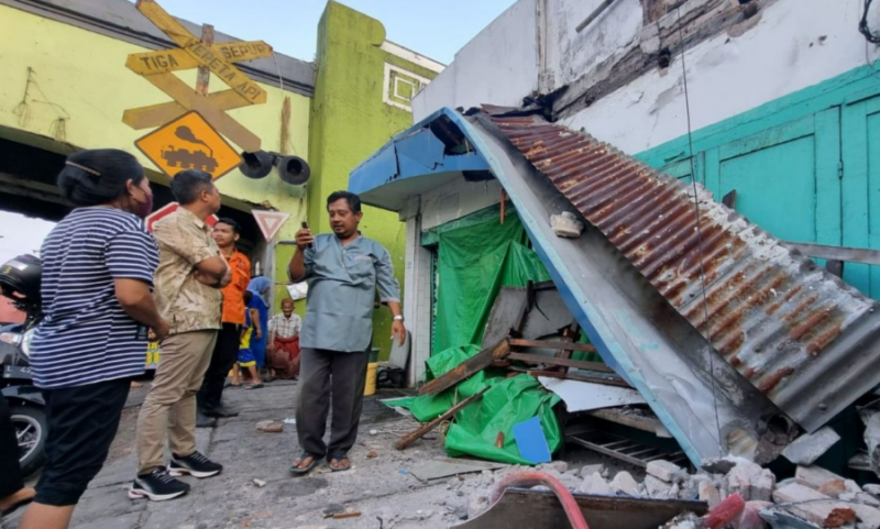 Sejumlah petugas memantau kondisi bangunan rumah yang roboh di Jalan Ngaglik, Surabaya, Jawa Timur, Jumat (22/3/2024). Foto: Antara
