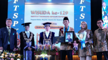 Haru! Ayah Kandung Terima Ijazah Wisudawan ITS Prestasi Cum Laude yang Meninggal Dunia