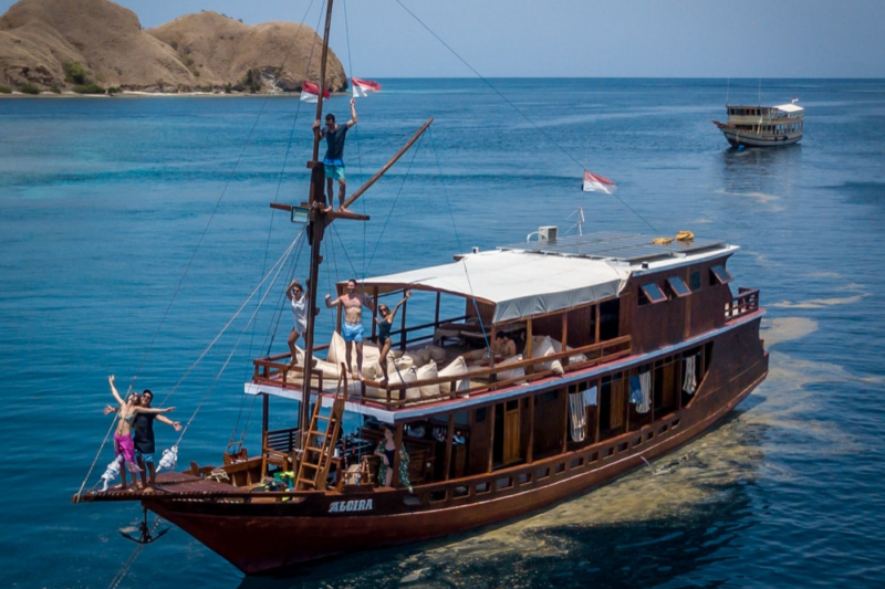 Boat trip in Komodo Islands. (Captain Komodo)
