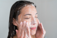 Mencuci muka dengan sabun dan air dapat menghilangkan minyak alami yang melindungi kulit dan membuatnya semakin kering dan iritasi. Foto: The Time