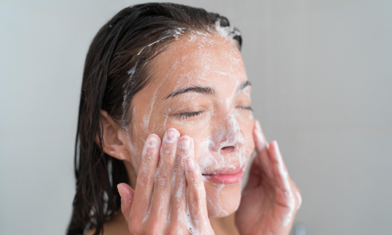 Mencuci muka dengan sabun dan air dapat menghilangkan minyak alami yang melindungi kulit dan membuatnya semakin kering dan iritasi. Foto: The Time