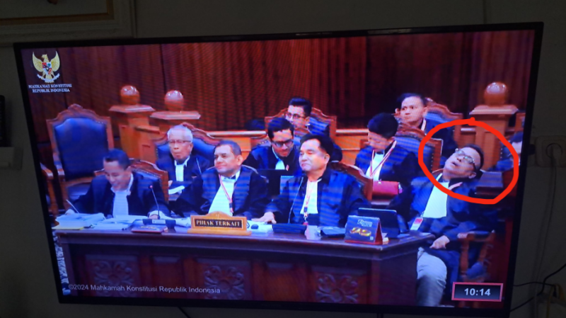 Tangkap layar tim kuasa hukum Prabowo-Gibran tidur lelap saat sidang PHPU di MK, Selasa (2/4/2024). Foto: Twitter/Tajukflores.com
