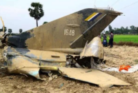 Reruntuhan jet tempur milik Myanmar jatuh di area persawahan desa Kyunkone yang berjarak satu jam dari ibu kota Naypyidaw, Selasa (3/4/2023). Foto: AFP