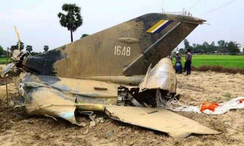 Reruntuhan jet tempur milik Myanmar jatuh di area persawahan desa Kyunkone yang berjarak satu jam dari ibu kota Naypyidaw, Selasa (3/4/2023). Foto: AFP