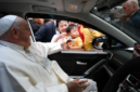 Paus Fransiskus menyapa warga Jakarta dalam kunjungannya ke Indonesia. Foto: Vatican News