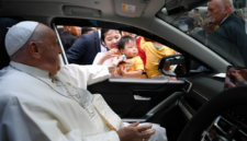 Paus Fransiskus menyapa warga Jakarta dalam kunjungannya ke Indonesia. Foto: Vatican News