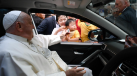 Paus Fransiskus menyapa warga Jakarta dalam kunjungannya ke Indonesia. Foto: Vatican News