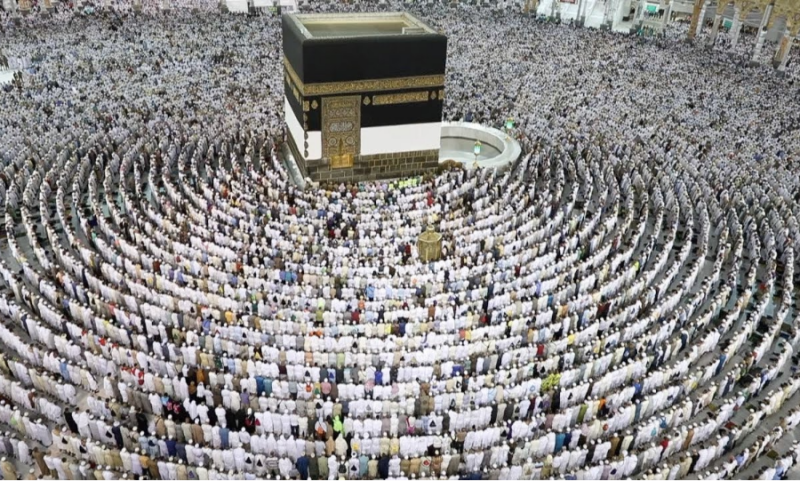 Ribuan jemaah Muslim melaksanakan salat di sekitar Ka'bah. Foto: YouTube